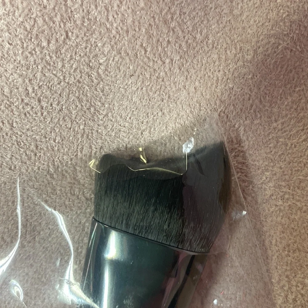 Laruce angled contour brush LR334